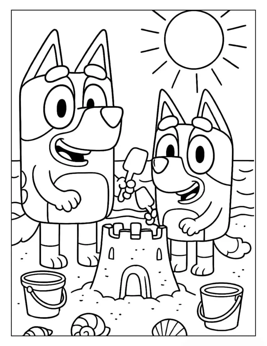Bluey e Bingo Heeler sorrindo enquanto constroem um castelo de areia na praia sob um sol brilhante.