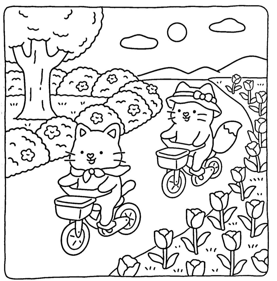 Dois gatinhos fofos andando de bicicleta em um campo de tulipas com arbustos e uma árvore ao fundo.