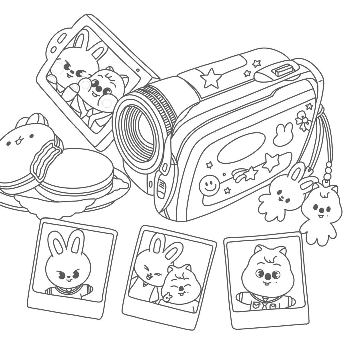 Desenho de uma câmera decorada com adesivos, chaveiros de ursinho e coelho, fotos polaroid e macarons para colorir.