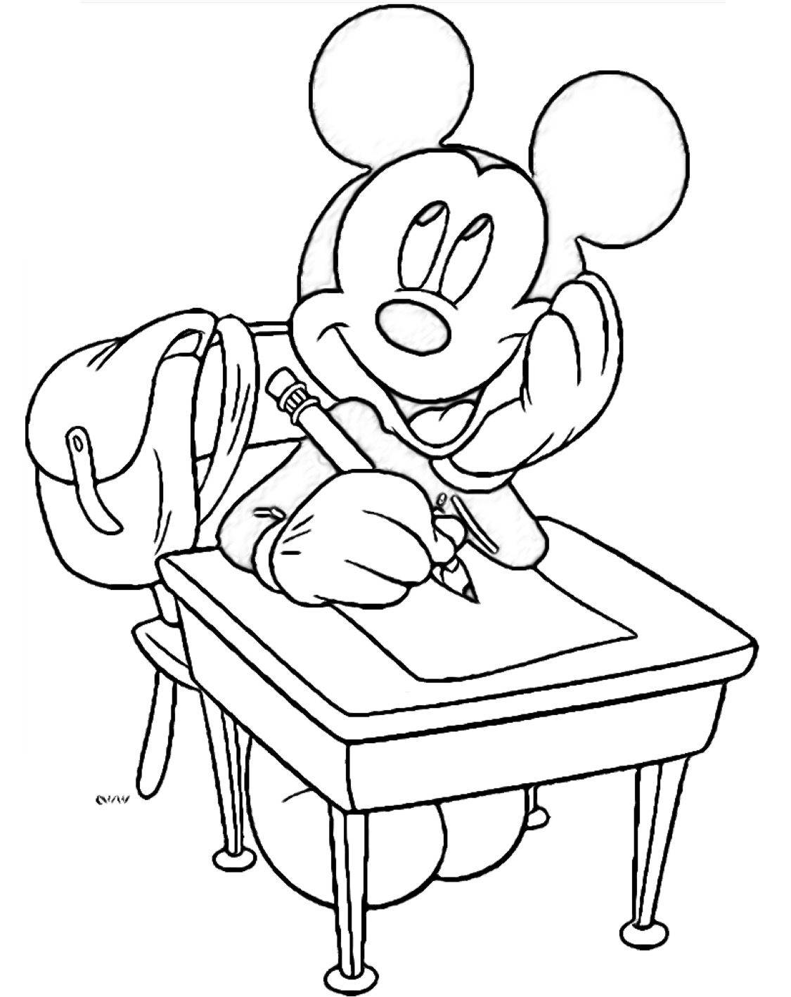 Desenho do Mickey Mouse sentado em uma cadeira de escola, escrevendo e estudando com seu lápis e mochila, pronto para colorir.