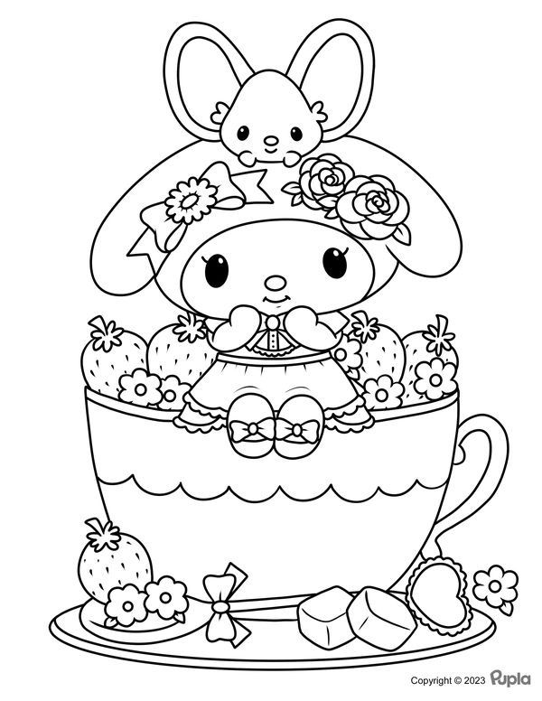 Desenho da My Melody sentada em uma xícara decorada com morangos, flores e um coelhinho, ideal para imprimir e colorir.