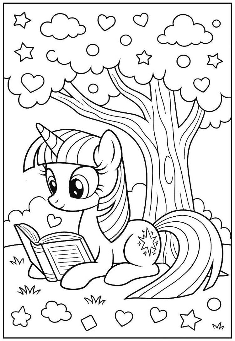 Desenho da Twilight Sparkle de My Little Pony lendo um livro sob uma árvore, com flores e um céu ensolarado, perfeito para colorir e inspirar a leitura.