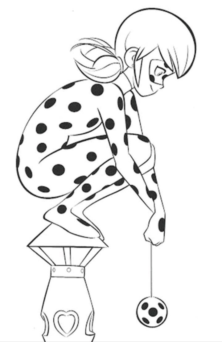 Imagem da Ladybug fantasiada, em pose agachada com lanterna de coração, para colorir e se divertir.