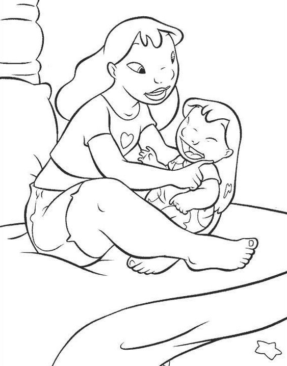 Desenho para colorir com Lilo e Stitch em um momento de carinho e cuidado familiar, sentadas na cama na hora de dormir.