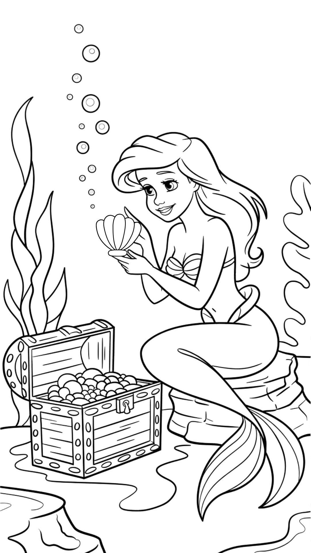 Desenho da Ariel, a Pequena Sereia, sentada em uma pedra no fundo do mar segurando uma concha, com um baú de tesouro aberto à sua frente e bolhas subindo.